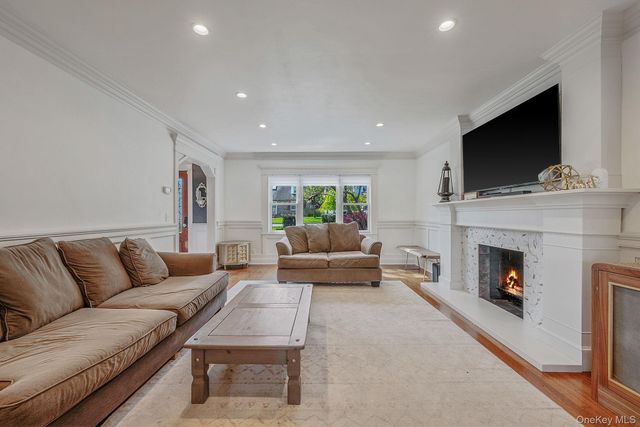 16 Glen Lane, Glen Head, NY 11545