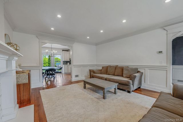 16 Glen Lane, Glen Head, NY 11545