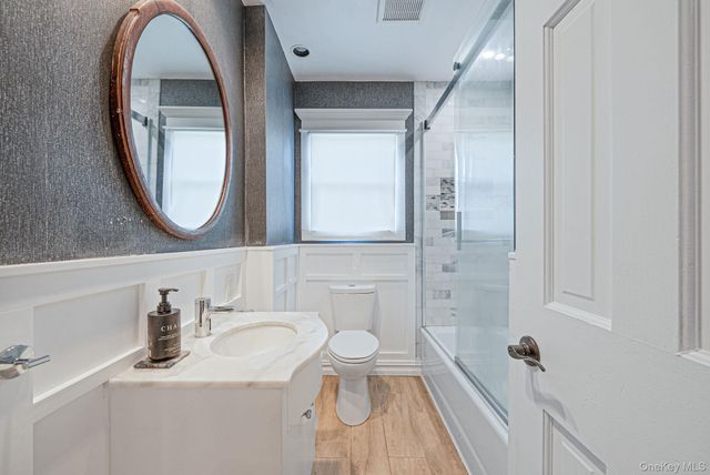 16 Glen Lane, Glen Head, NY 11545