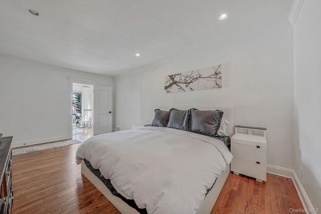 16 Glen Lane, Glen Head, NY 11545