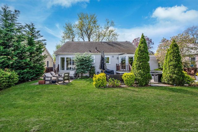 16 Glen Lane, Glen Head, NY 11545