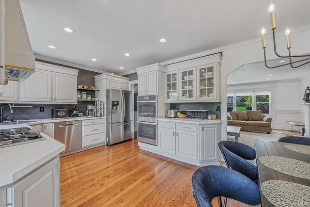 16 Glen Lane, Glen Head, NY 11545