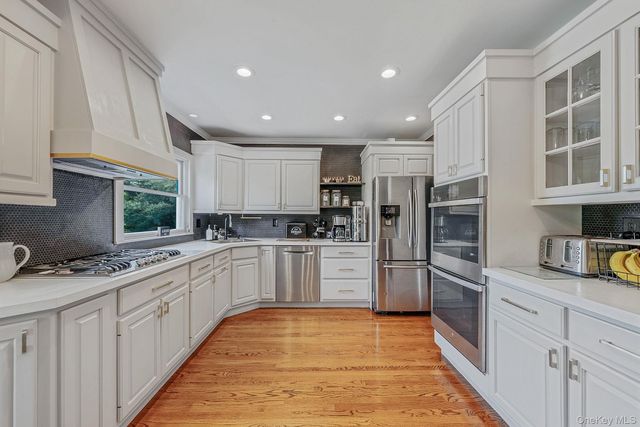 16 Glen Lane, Glen Head, NY 11545