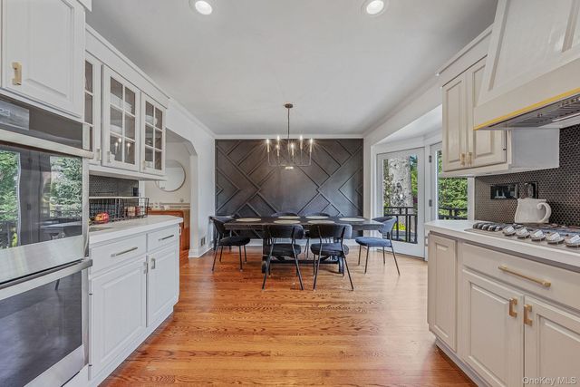 16 Glen Lane, Glen Head, NY 11545