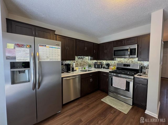 39 Renaissance Lane, New Brunswick, NJ 08901