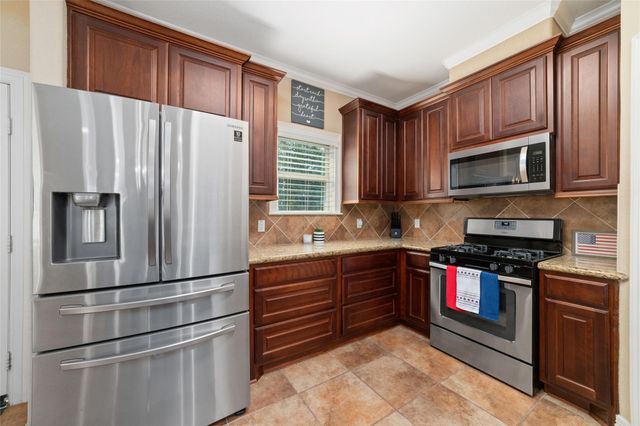 310 Regal Court, Bellville, TX 77418
