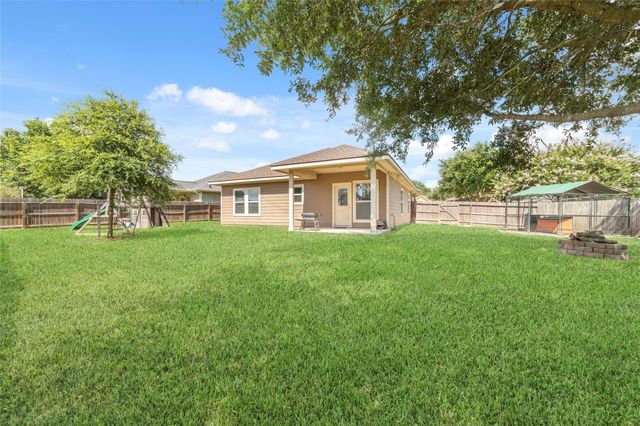 310 Regal Court, Bellville, TX 77418