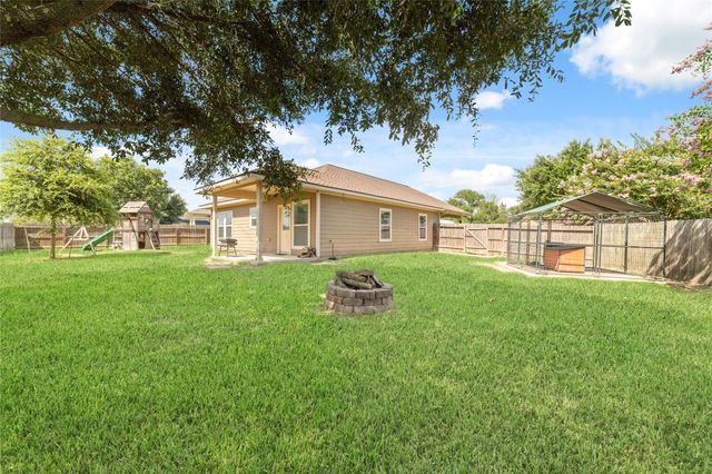 310 Regal Court, Bellville, TX 77418