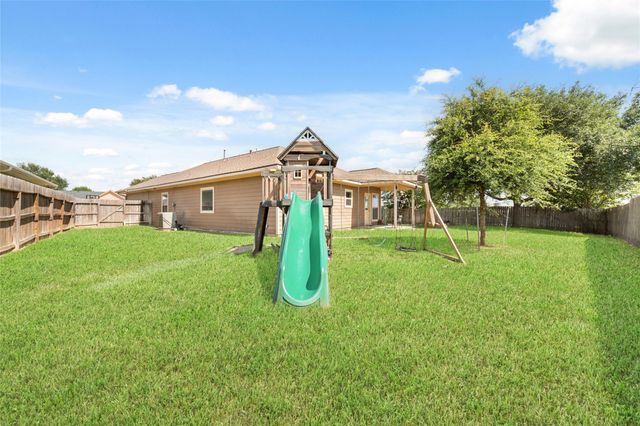 310 Regal Court, Bellville, TX 77418