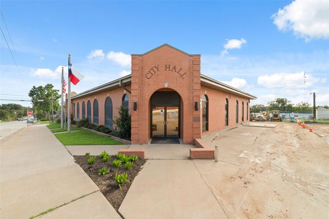 310 Regal Court, Bellville, TX 77418
