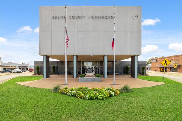 310 Regal Court, Bellville, TX 77418