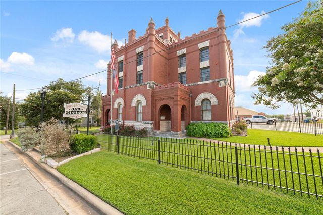 310 Regal Court, Bellville, TX 77418