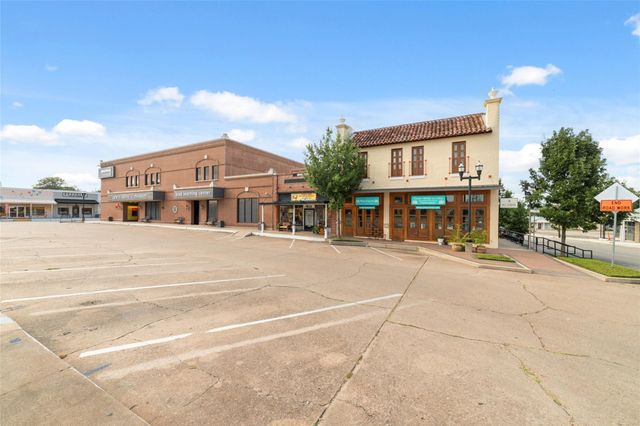 310 Regal Court, Bellville, TX 77418