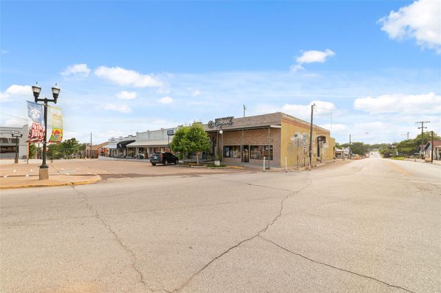 310 Regal Court, Bellville, TX 77418