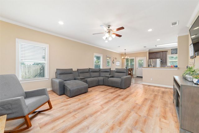 310 Regal Court, Bellville, TX 77418