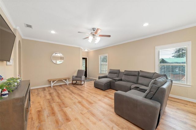 310 Regal Court, Bellville, TX 77418