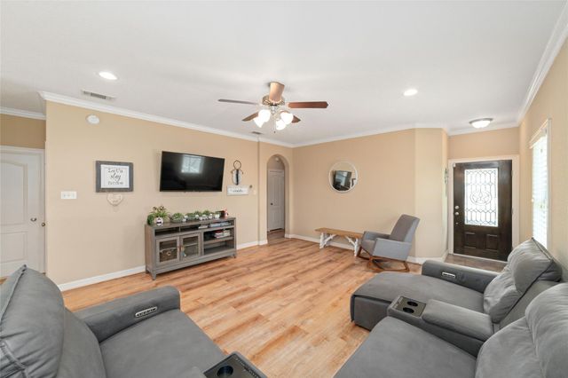 310 Regal Court, Bellville, TX 77418