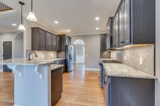 1276 Savin Falls, Johnson City, TN 37615