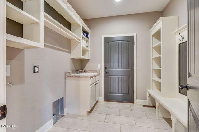 1276 Savin Falls, Johnson City, TN 37615