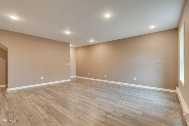 1276 Savin Falls, Johnson City, TN 37615