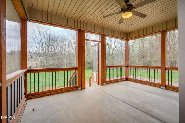 1276 Savin Falls, Johnson City, TN 37615