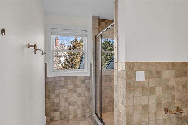 3 Cliff St, Nahant, MA 01908