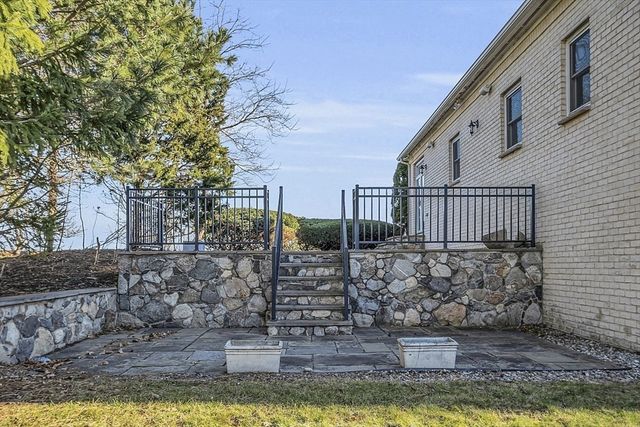3 Cliff St, Nahant, MA 01908
