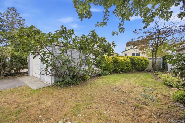 27 South Drive, Valley Stream, NY 11581