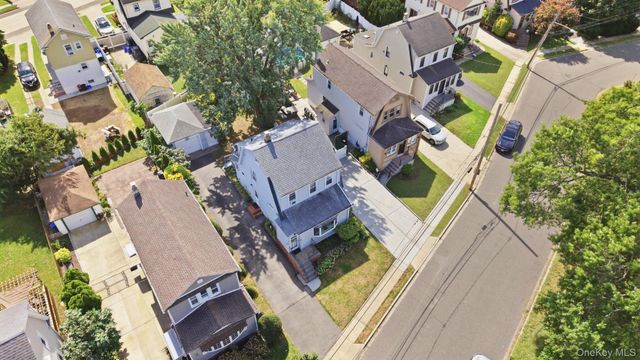27 South Drive, Valley Stream, NY 11581