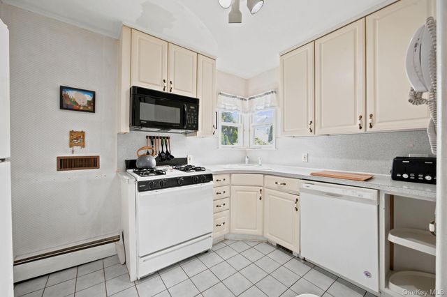 27 South Drive, Valley Stream, NY 11581