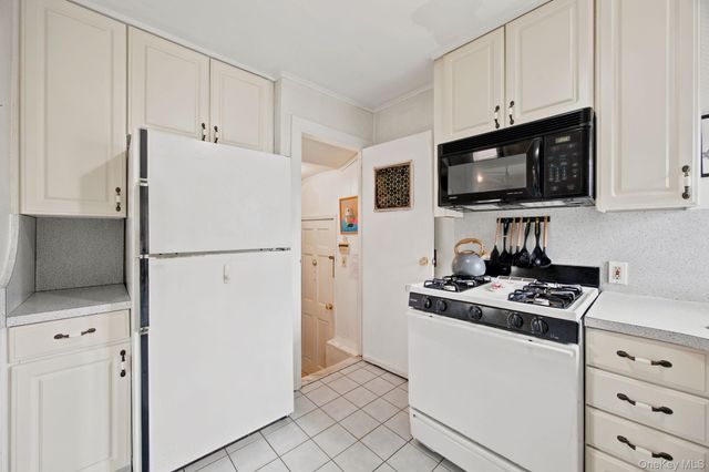 27 South Drive, Valley Stream, NY 11581