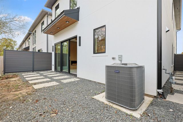 619 Rolling Oaks, Stafford, TX 77477