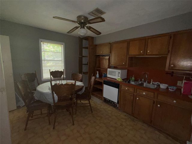 1556 County Road 2042, Hull, TX 77564