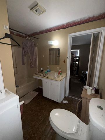 1556 County Road 2042, Hull, TX 77564