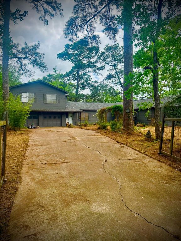 1556 County Road 2042, Hull, TX 77564