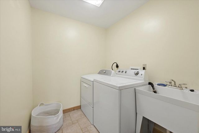 938 FETCHETT RD, Bentonville, VA 22610
