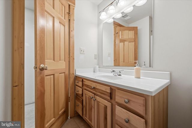 938 FETCHETT RD, Bentonville, VA 22610