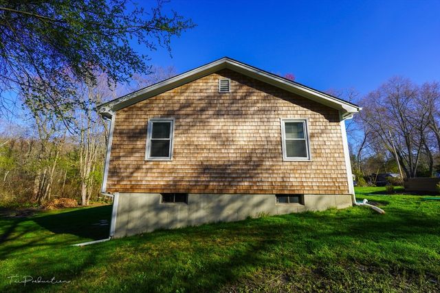 90 Merlin Dr, Swansea, MA 02777