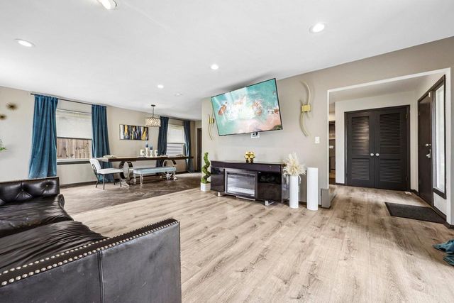 9625 W Metcalf PLACE, Milwaukee, WI 53222