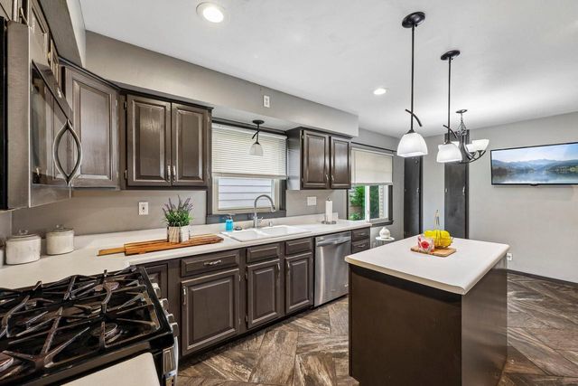 9625 W Metcalf PLACE, Milwaukee, WI 53222