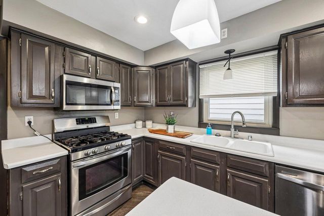 9625 W Metcalf PLACE, Milwaukee, WI 53222