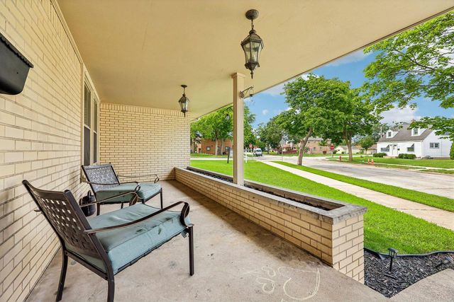 9625 W Metcalf PLACE, Milwaukee, WI 53222