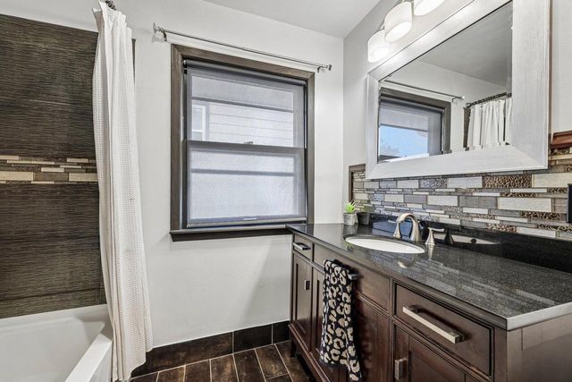 9625 W Metcalf PLACE, Milwaukee, WI 53222