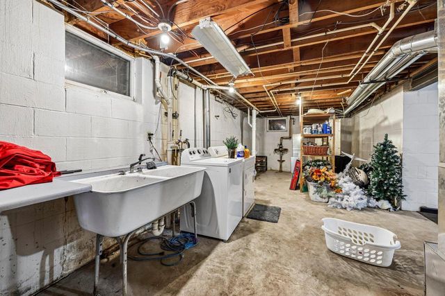 9625 W Metcalf PLACE, Milwaukee, WI 53222