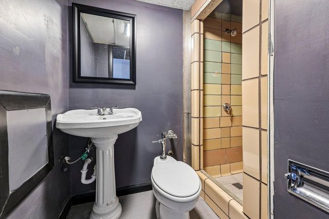 9625 W Metcalf PLACE, Milwaukee, WI 53222