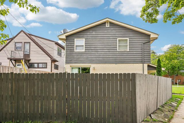 9625 W Metcalf PLACE, Milwaukee, WI 53222