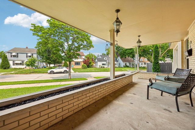 9625 W Metcalf PLACE, Milwaukee, WI 53222