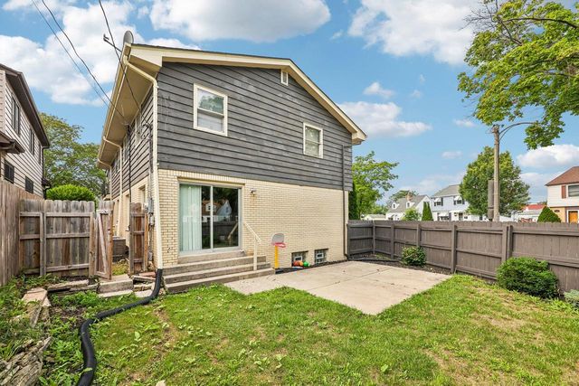 9625 W Metcalf PLACE, Milwaukee, WI 53222