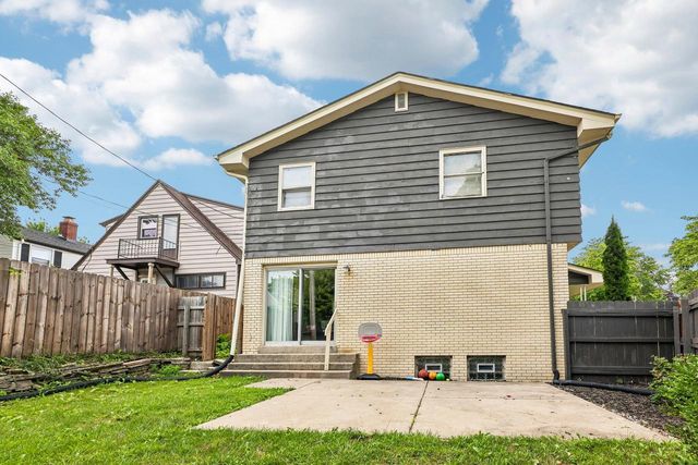 9625 W Metcalf PLACE, Milwaukee, WI 53222