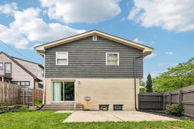 9625 W Metcalf PLACE, Milwaukee, WI 53222